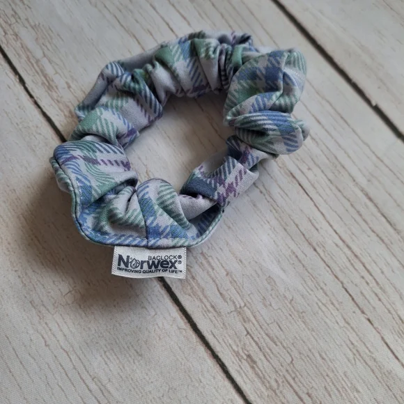 Norwex Plaid Wristlet and Hair Accessories NWOT Gift for Teens Women - Picture 3 of 10
